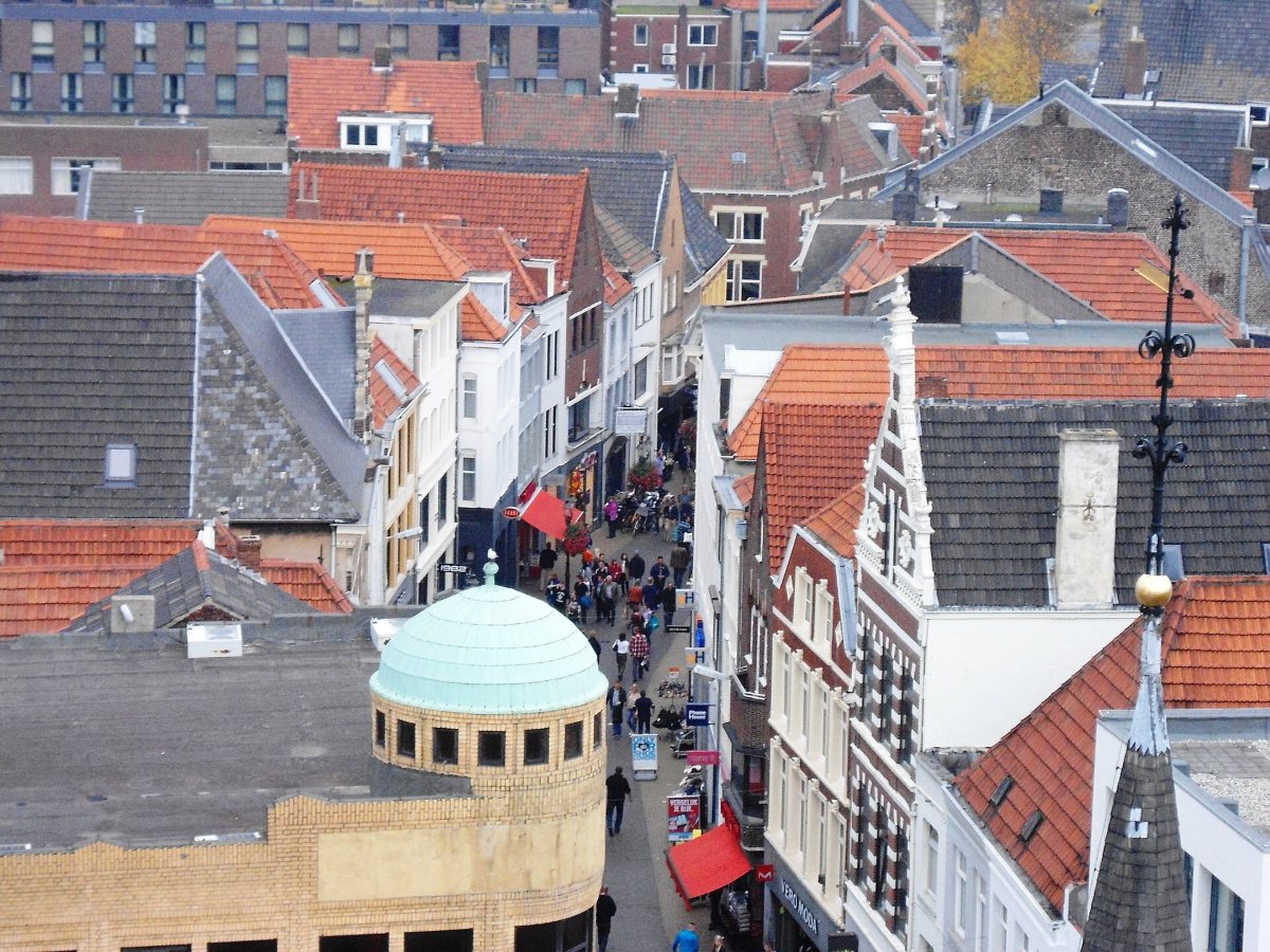 De Grote Kerk en het kasteel van Venlo weerspiegeld in het water